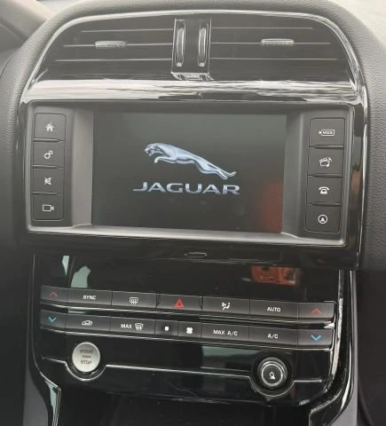 2018 Jaguar XE - Image 14 of 20