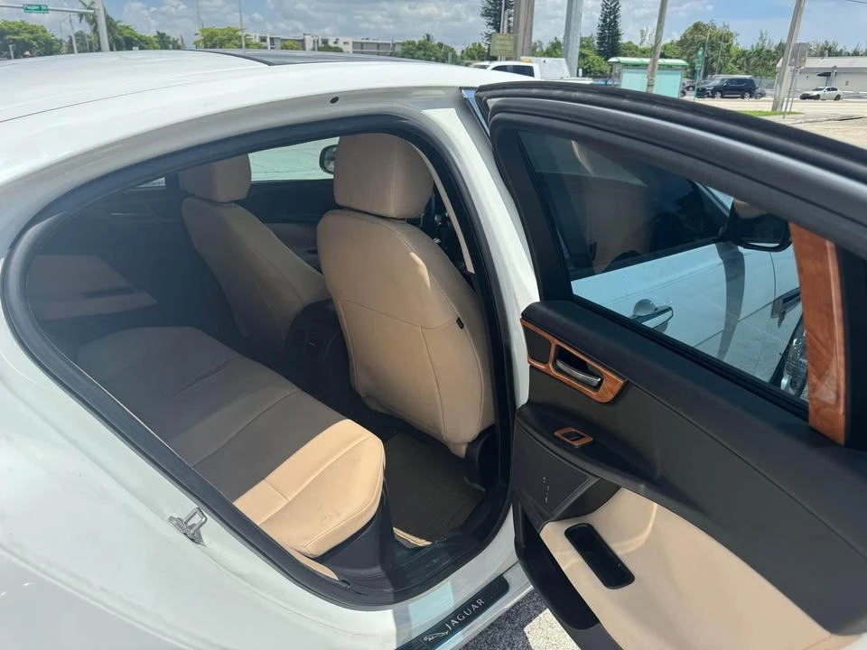 2018 Jaguar XE - Image 12 of 13