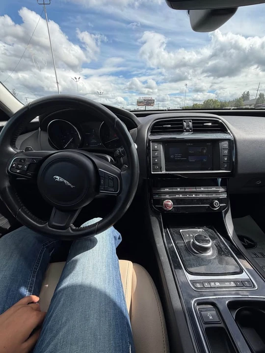 2018 Jaguar XE - Image 7 of 9