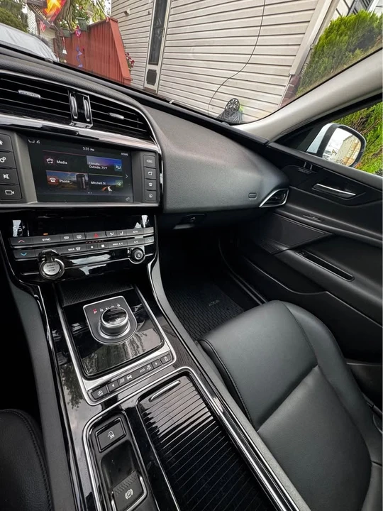 2018 Jaguar XE - Image 4 of 5