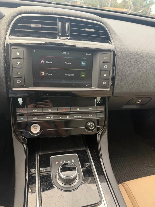 2018 Jaguar XE - Image 7 of 8