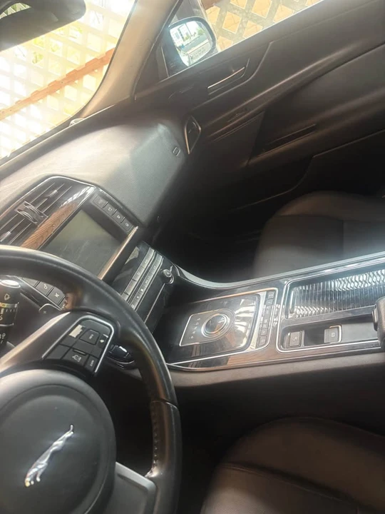 2018 Jaguar XE - Image 10 of 13