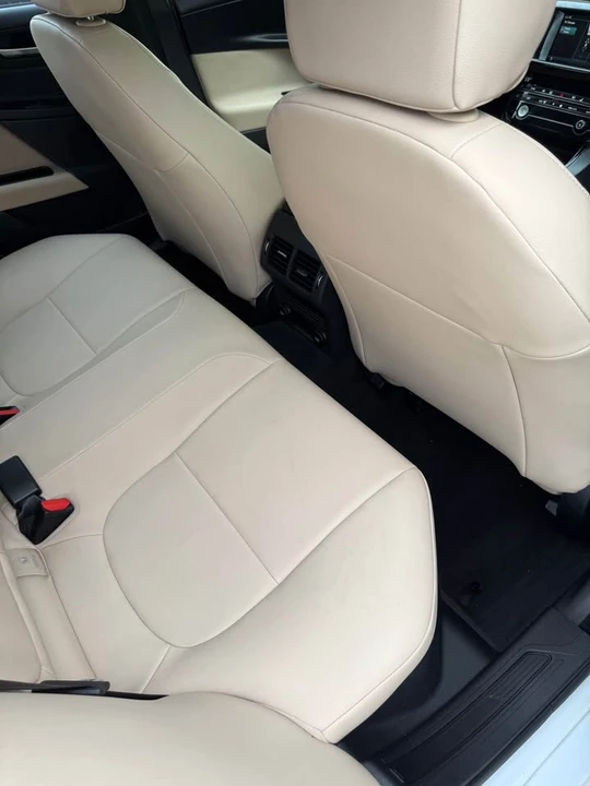 2018 Jaguar XE - Image 15 of 18