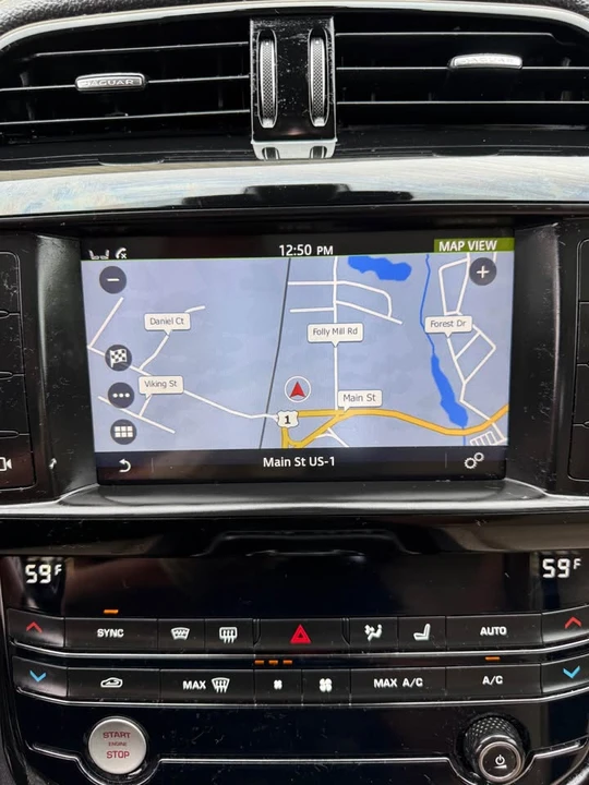 2018 Jaguar XE - Image 10 of 18