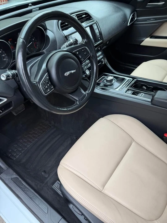 2018 Jaguar XE - Image 7 of 18