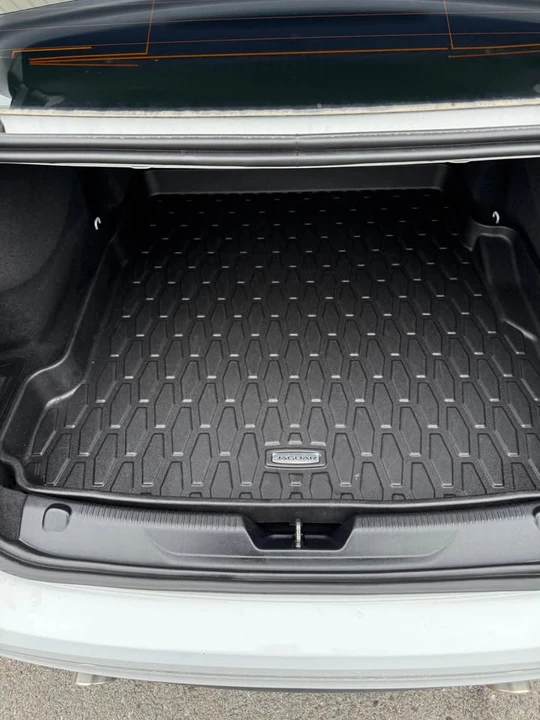 2018 Jaguar XE - Image 14 of 18