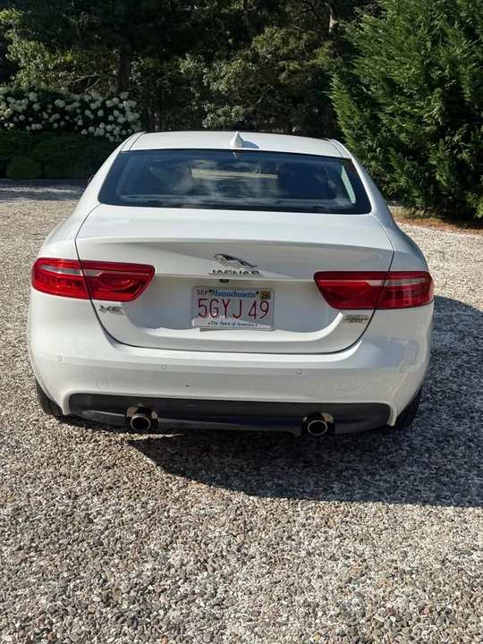 2018 Jaguar XE - Image 5 of 15