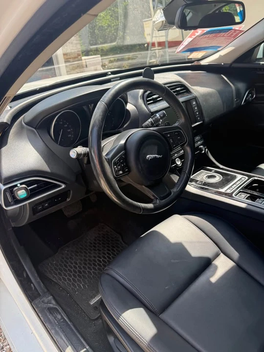 2018 Jaguar XE - Image 14 of 15