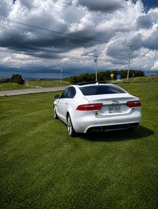 2018 Jaguar XE - Image 2 of 7