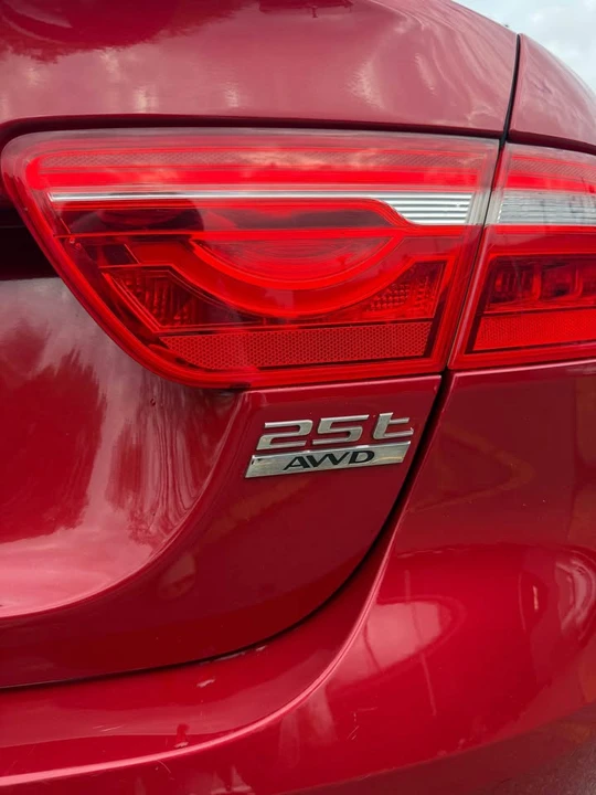 2018 Jaguar XE - Image 7 of 14