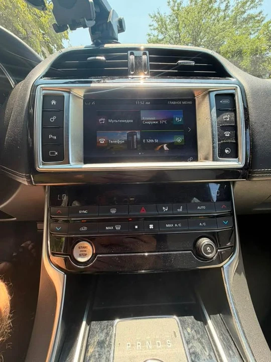 2018 Jaguar XE - Image 5 of 10