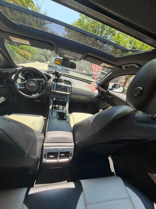 2018 Jaguar XE - Image 3 of 10
