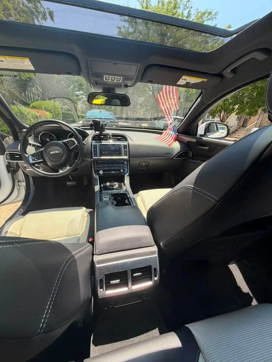 2018 Jaguar XE - Image 8 of 10