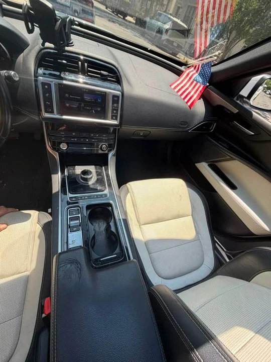 2018 Jaguar XE - Image 7 of 10