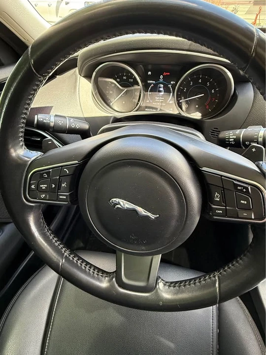 2018 Jaguar XE - Image 5 of 7