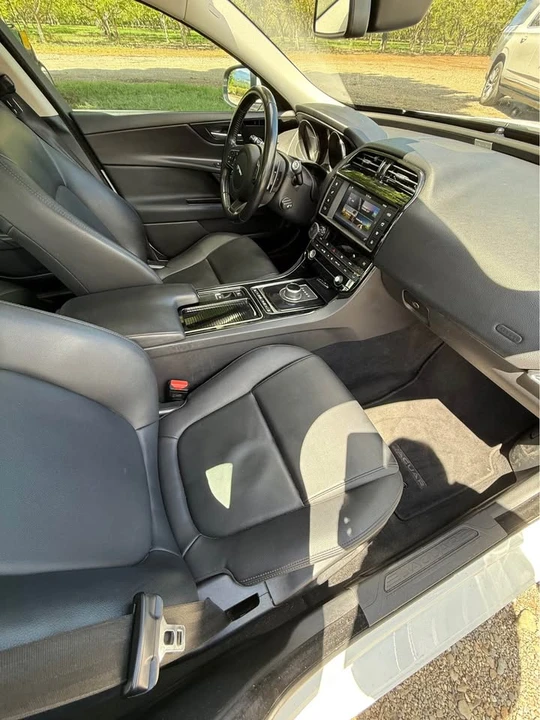 2018 Jaguar XE - Image 6 of 7