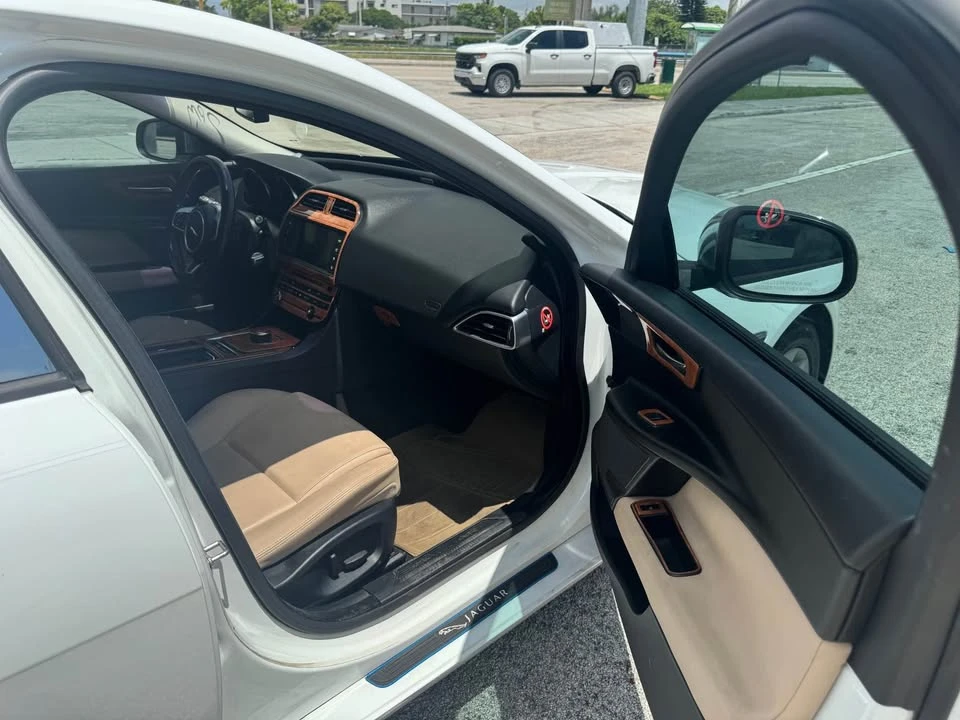 2018 Jaguar XE - Image 9 of 13