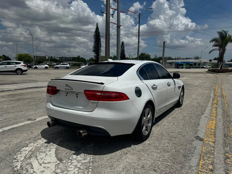 2018 Jaguar XE - Image 5 of 12