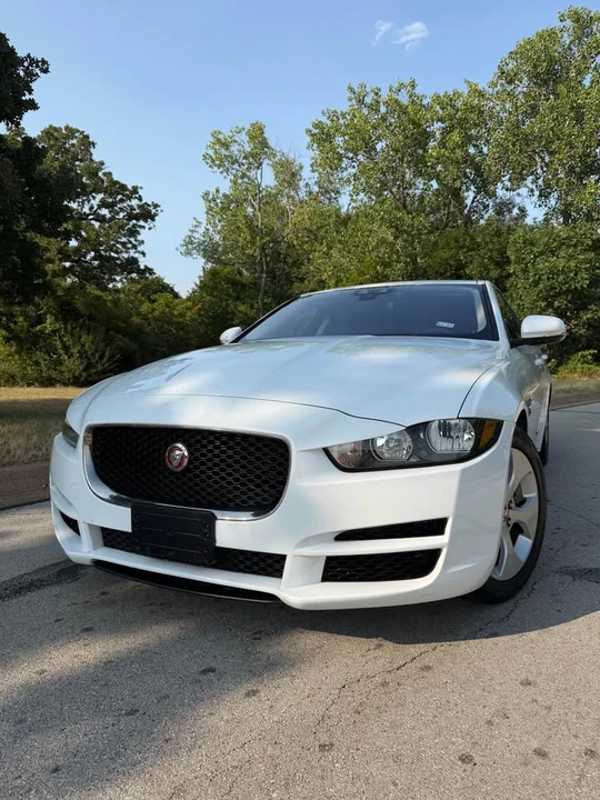 2018 Jaguar XE - Image 2 of 9