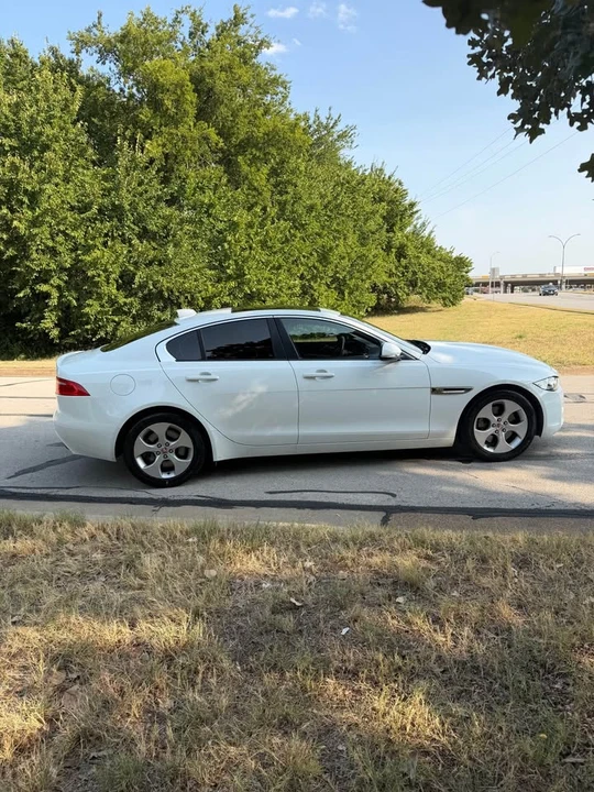 2018 Jaguar XE - Image 8 of 9