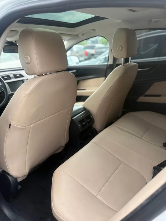 2018 Jaguar XE - Image 7 of 13