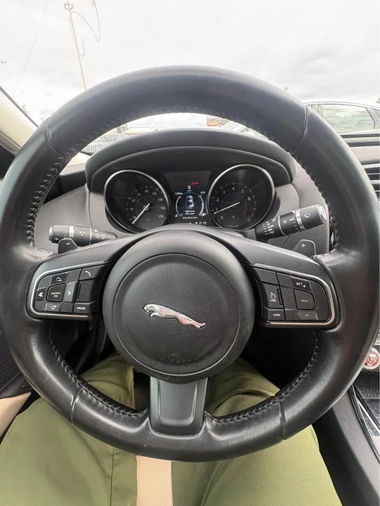 2018 Jaguar XE - Image 8 of 13
