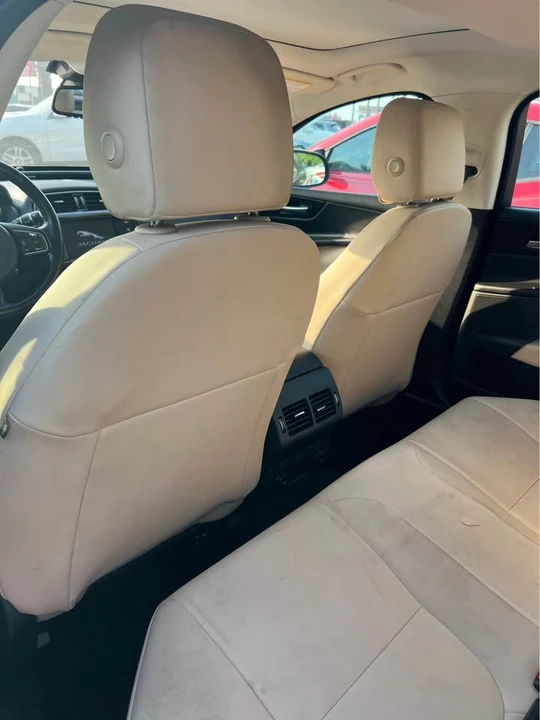 2018 Jaguar XE - Image 4 of 9