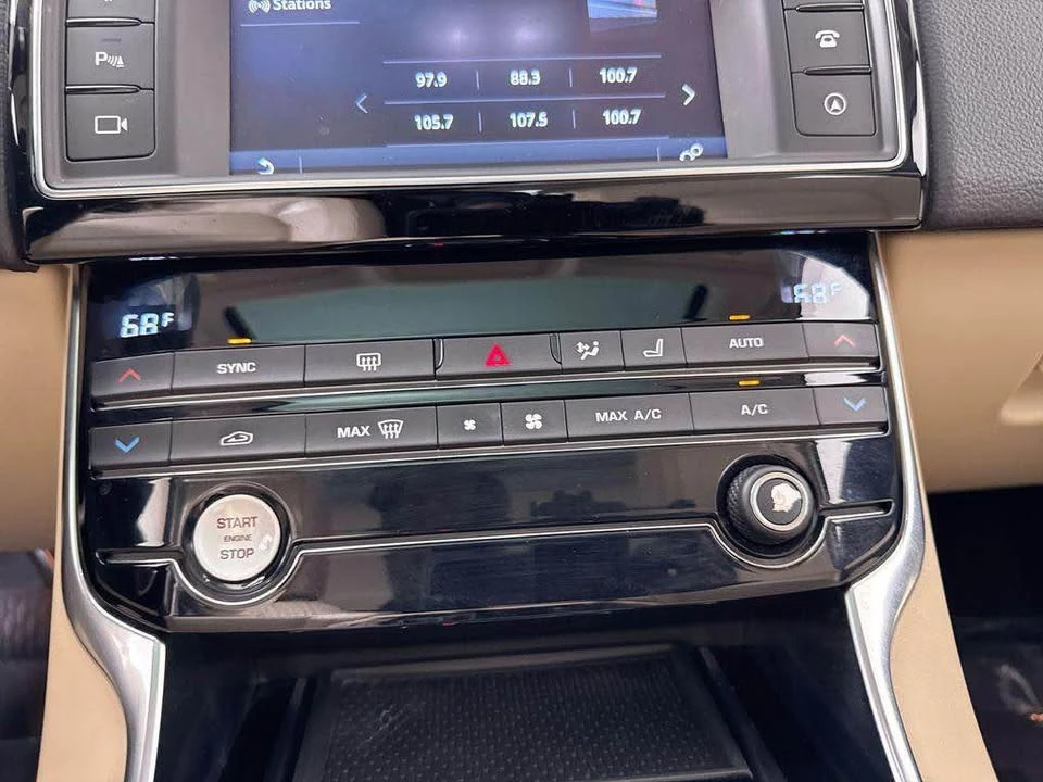 2018 Jaguar XE - Image 11 of 12