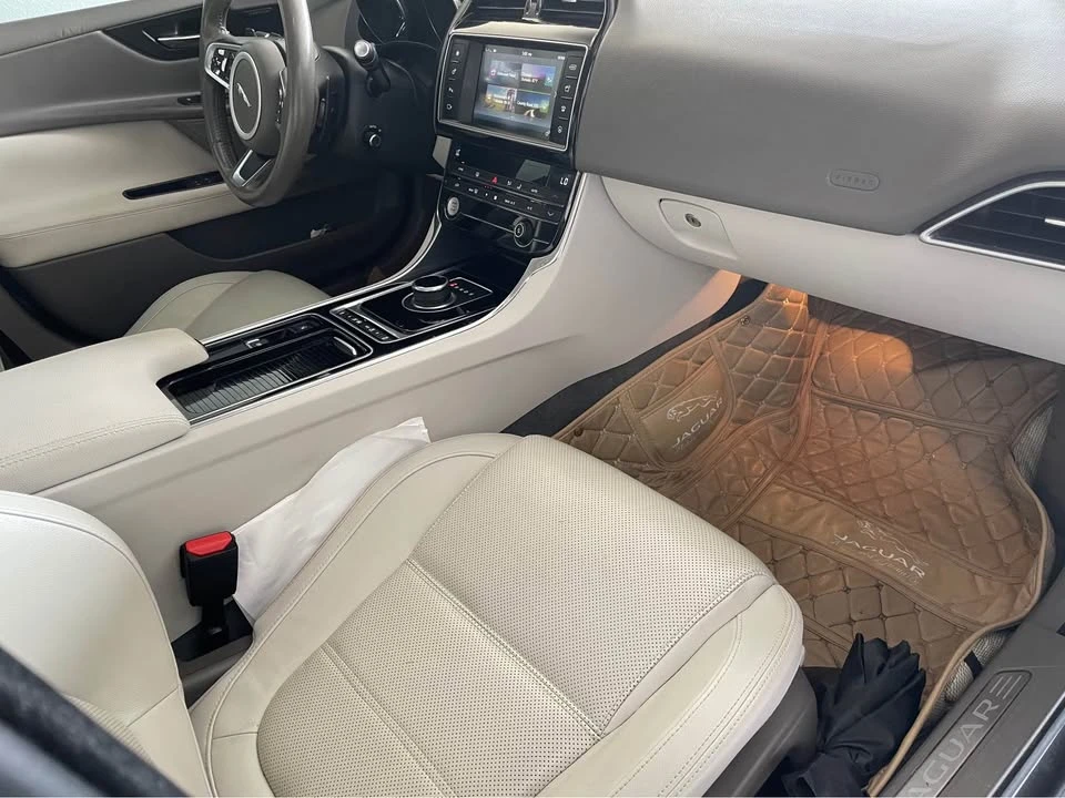 2018 Jaguar XE - Image 14 of 15
