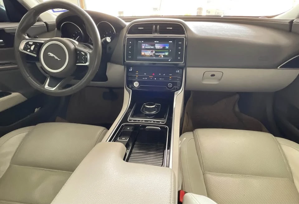 2018 Jaguar XE - Image 9 of 15