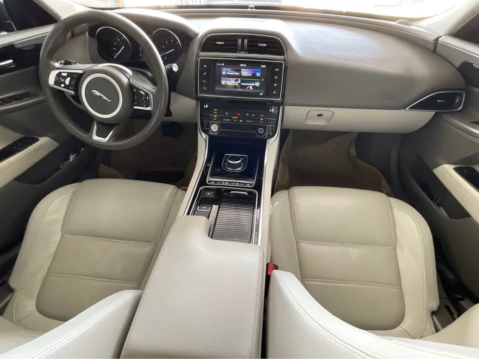 2018 Jaguar XE - Image 10 of 15