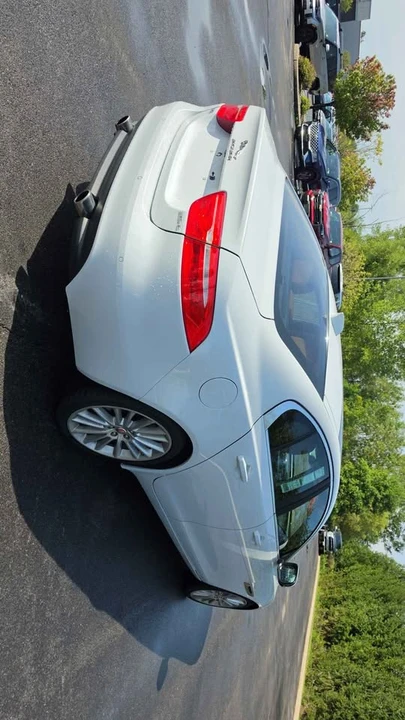 2018 Jaguar XE - Image 5 of 15