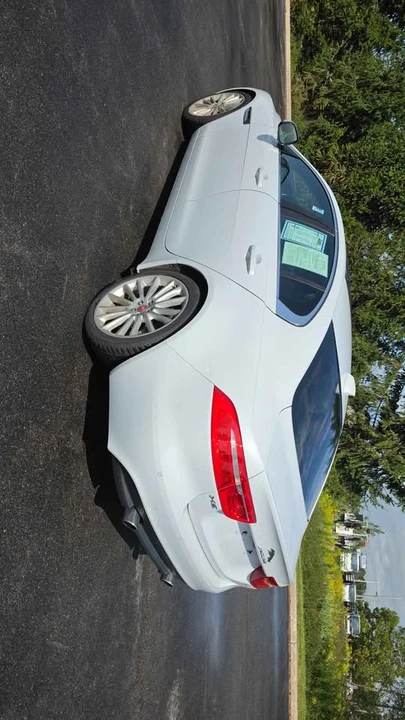 2018 Jaguar XE - Image 7 of 15