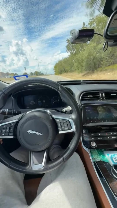 2018 Jaguar XE - Image 9 of 9