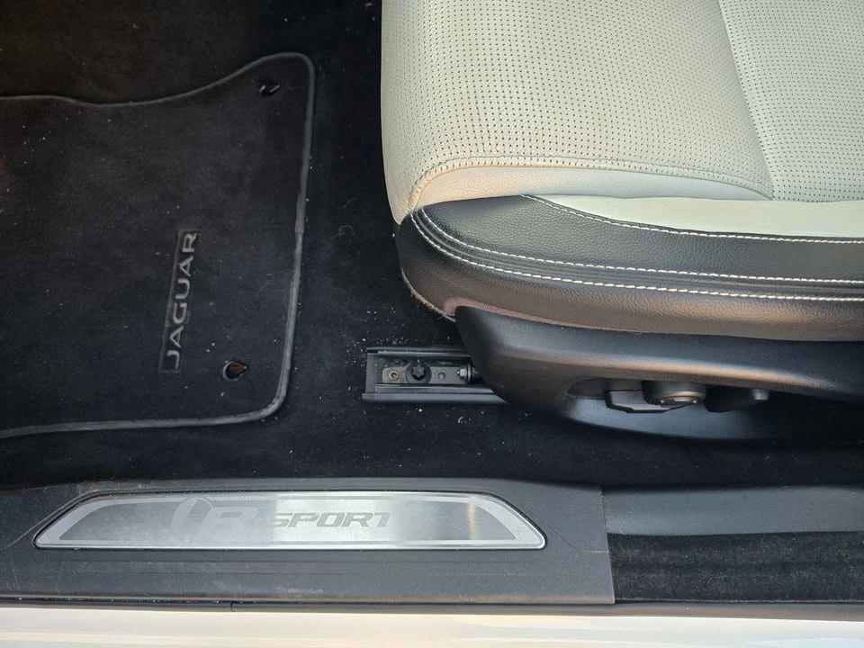 2018 Jaguar XE - Image 7 of 16