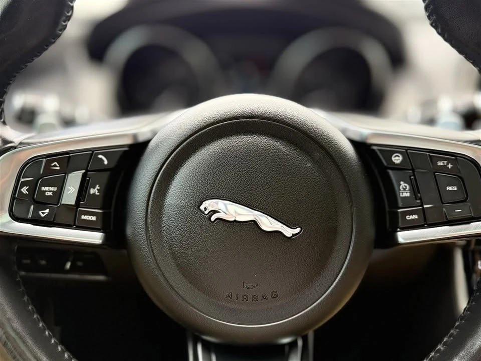 2018 Jaguar XE - Image 7 of 14