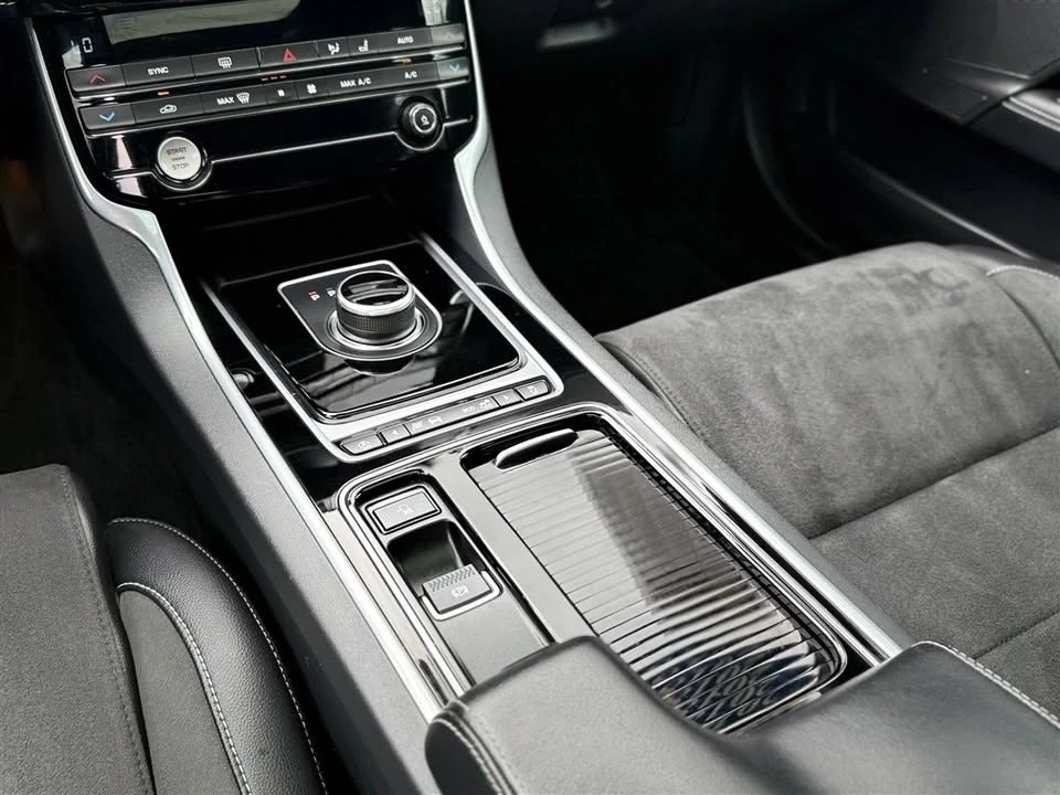2018 Jaguar XE - Image 12 of 14