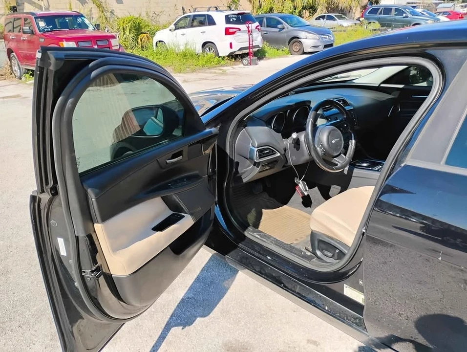 2018 Jaguar XE - Image 8 of 9