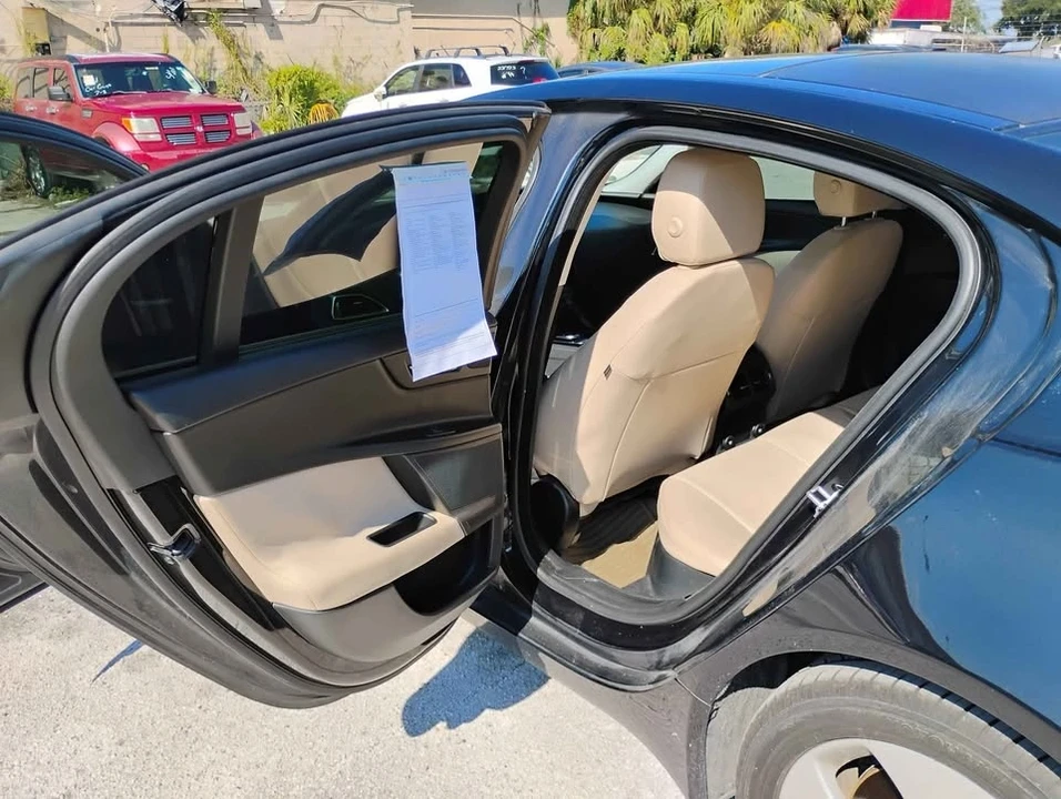 2018 Jaguar XE - Image 9 of 9