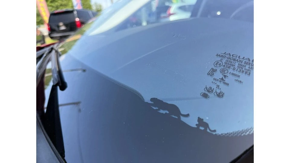 2018 Jaguar E-Pace - Image 11 of 17