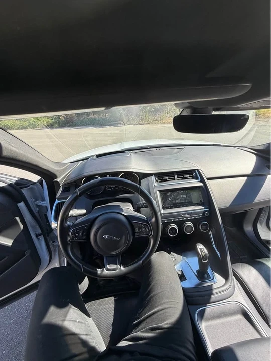 2018 Jaguar E-Pace - Image 15 of 16