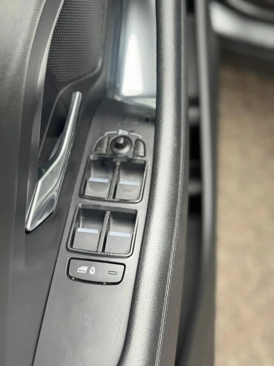 2018 Jaguar E-Pace - Image 17 of 20