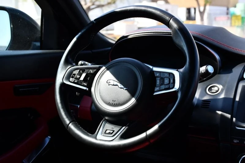 2018 Jaguar E-Pace - Image 9 of 20