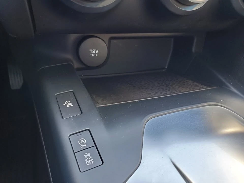 2018 Jaguar E-Pace - Image 10 of 17