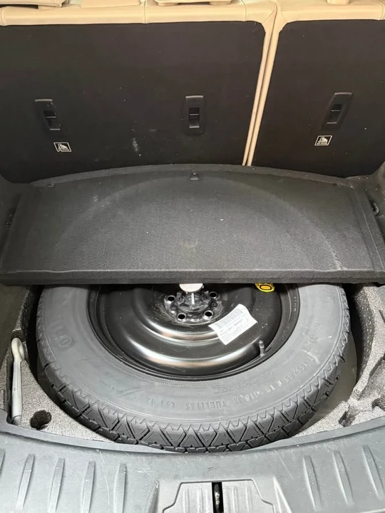 2018 Jaguar E-Pace - Image 8 of 17