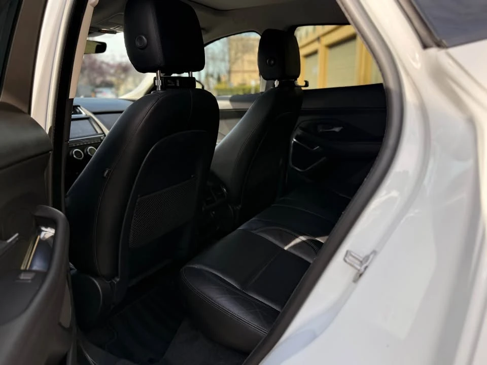 2018 Jaguar E-Pace - Image 9 of 17