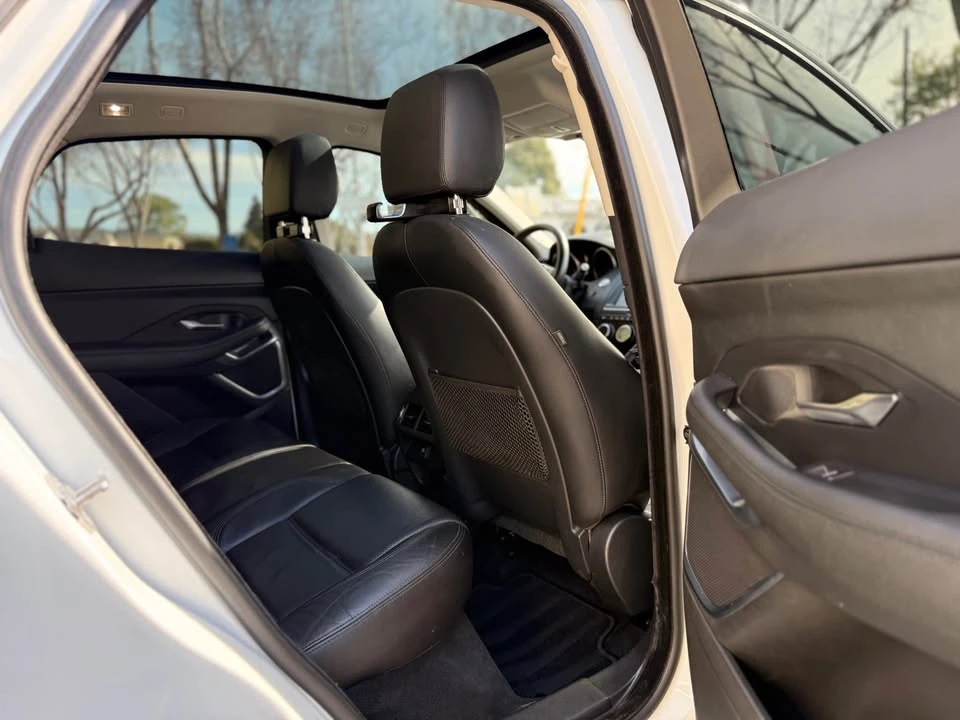 2018 Jaguar E-Pace - Image 15 of 17