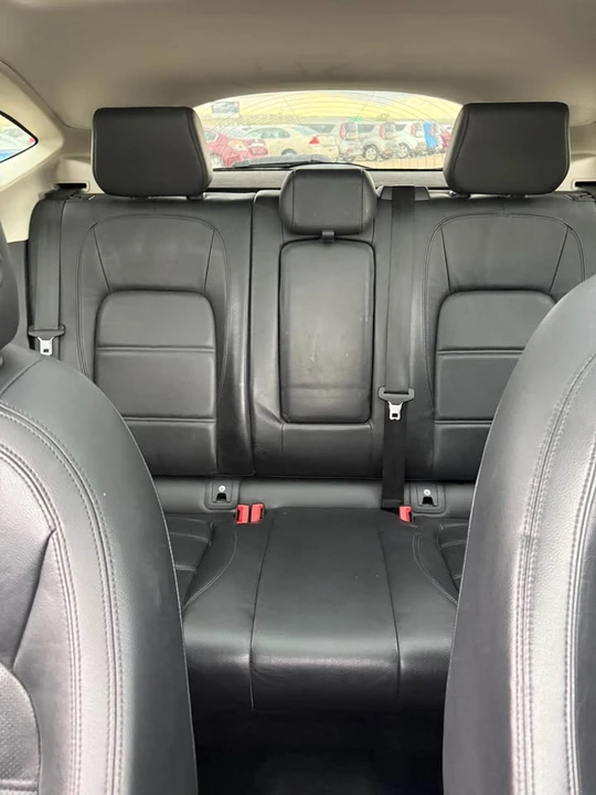 2018 Jaguar E-Pace - Image 12 of 17