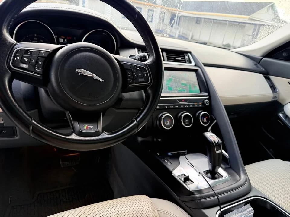 2018 Jaguar E-Pace - Image 8 of 18