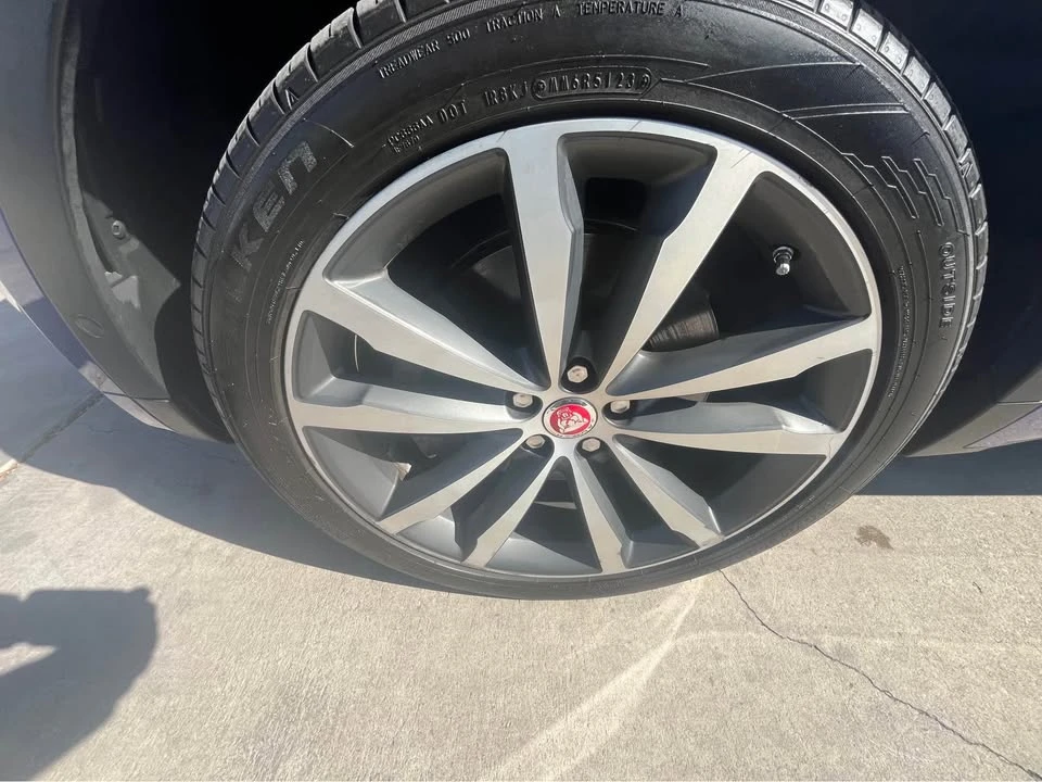 2018 Jaguar E-Pace - Image 13 of 16